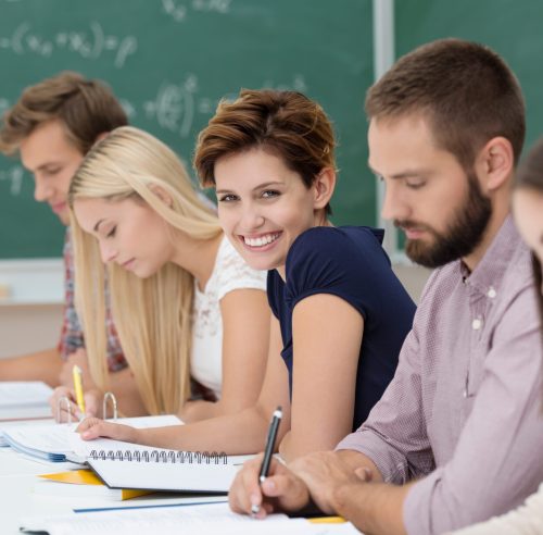 glückliche studentin im unterricht