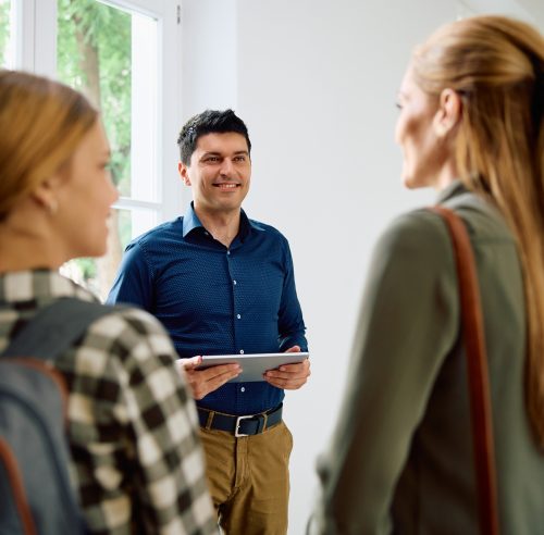 Mère et fille
Eleve sac à dos
Rendez-vous principal d'école
Convocation directeur d'école parent