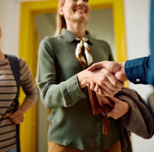 Mère
Fille élève
Serre la main
Directeur professeur
Ecole